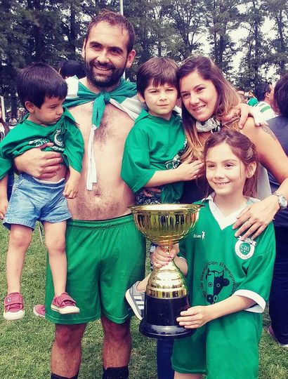 Oscar Alberto Cabrera festeja con su esposa, hijos y sobrinos, con la copa de campeones.