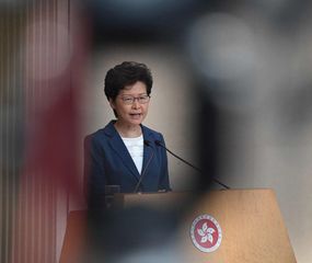 La gobernadora de Hong Kong amenaza con llamar al ejército chino