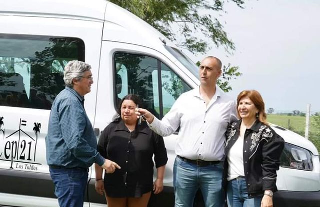 El CEPT 21 de General Viamonte recibió un minibús del Ministerio de Desarrollo Agrario