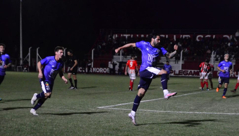 El Linqueño festeja uno de sus goles, en el triunfo ante Colonial. Crédito: Extra Diario.