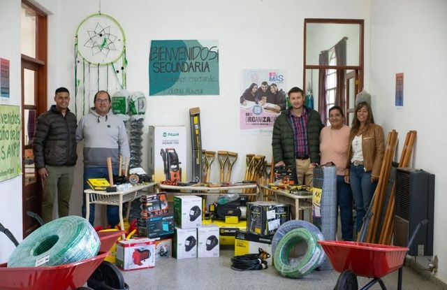 Entrega de herramientas a la Escuela Agrotécnica Nº 1
