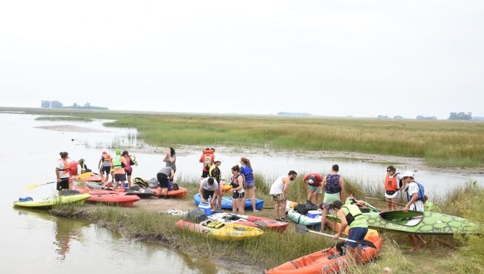 VIDEO Exitosa travesía en kayak por el Río Salado Diario Democracia