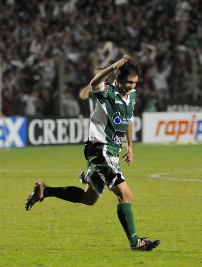 El festejo de Cacheiro después de marcarle el gol a Independiente, en el partido disputado en 2014, en el Estadio Eva Perón.