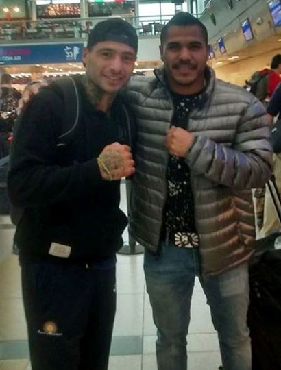 Lucas Martín Matthysse y Jesús Cuellar (derecha) se cruzaron en el aeropuerto de Ezeiza y luego viajaron a Estados Unidos.