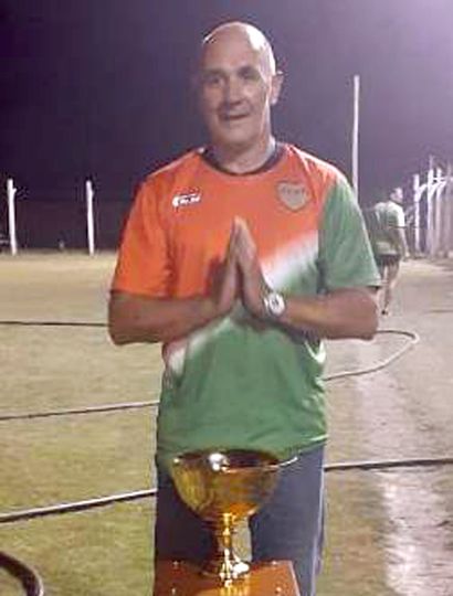 Daniel “Keto” Barco, presidente de Ambos Mundos, festeja con la copa de campeón del Nocturno de fútbol.