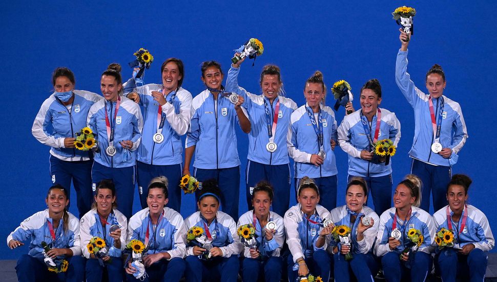 Las Leonas celebran en el podio, tras recibir la medalla de plata en hockey sobre césped femenino.