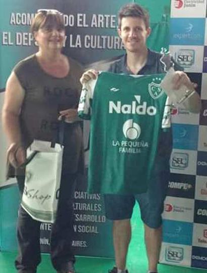 El ganador del torneo y hoy aspirante al Olimpia nacional, Diego Flores, recibe el premio del torneo y una camiseta del Club Sarmiento.