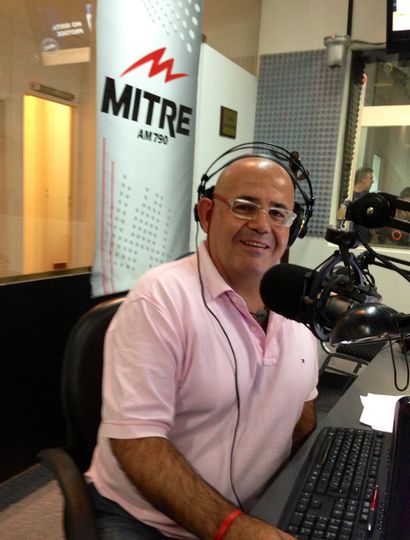 César Benítez es locutor del noticiero de Radio Mitre y una de las voces institucionales de Canal 13.