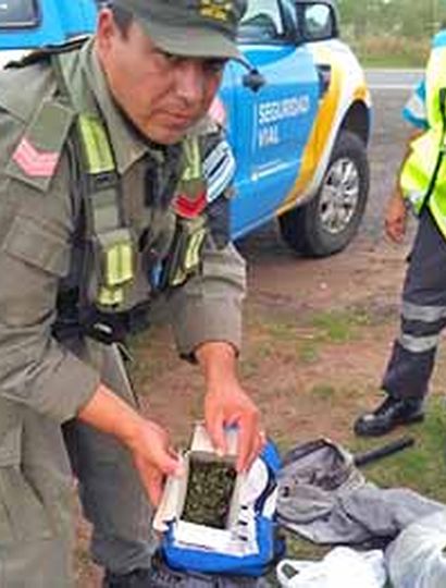 Cayó un motociclista con marihuana en Junín