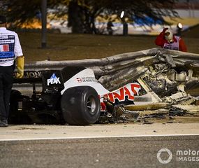 Pase lo que pase, siempre se impone Lewis Hamilton