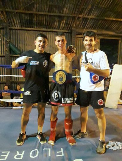 El campeón Andrés Berta, junto al Maestro Gustavo Bruno y a Nicolás Mansilla