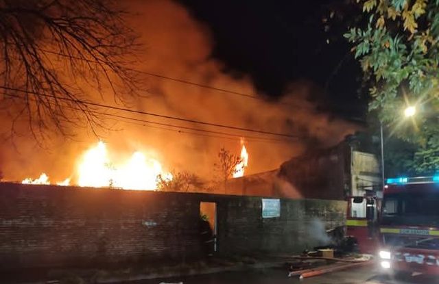 Feroz incendio destruyó una carpintería y mueblería en Rojas