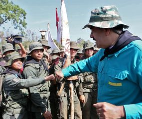 Maduro convoca a los militares a resistir un ataque de EE.UU.