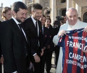 Francisco, el "Papa futbolero" que llevó a San Lorenzo en el corazón
