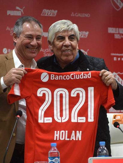 El entrenador Ariel Holan y el presidente Hugo Moyano.