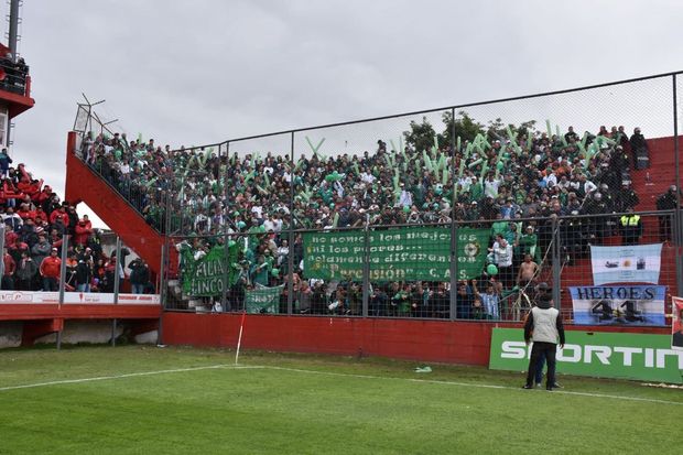 Hinchas de San Miguel festejaron los 99 años del Club en inmediaciones del  Estadio – Diario Efecto