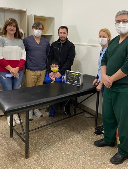 Personal de salud en la sala de primeros auxilios de Arribeños.