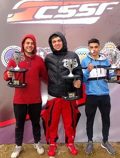 El ganador y campeón en 150 cc Guerrero, Bautista Gastiaburu (Villa Cañas), junto a Eros Granetto (Arribeños, izquierda) y a Leandro Ayala (derecha).