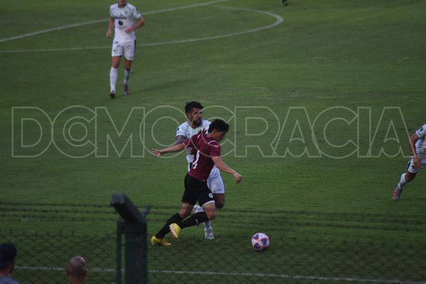 Sarmiento no pudo quebrar el cero ante Montevideo City Torque y empató ambos partidos