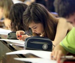 Entregaron 350 becas a estudiantes