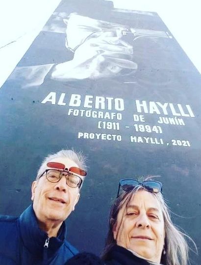 Los turistas se fotografiaron con el mural de Haylli.