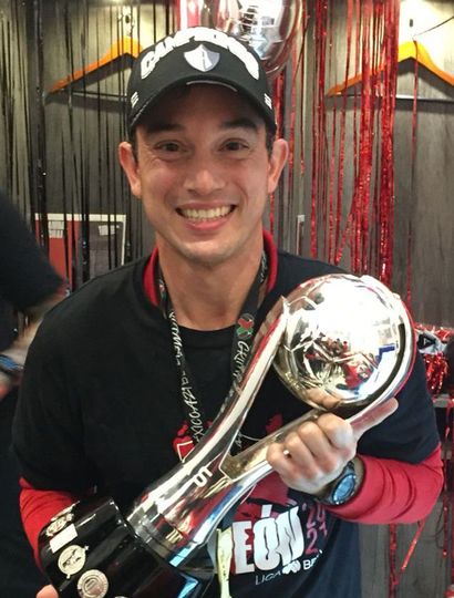 El juninense Renso Valinoti con la copa de campeón obtenida por el equipo de Atlas de México, tras 70 años de 