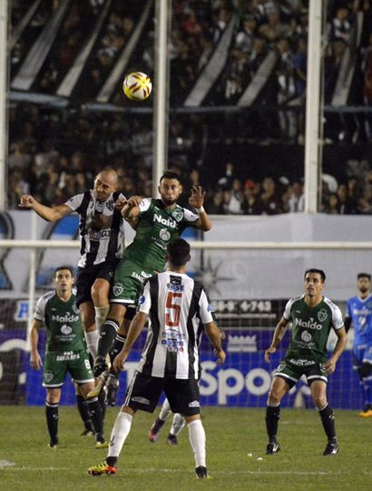 Arriba Sarmiento. Miracco pelea el  balón en lo alto, el delantero del Verde volvió a convertir en un partido clave.