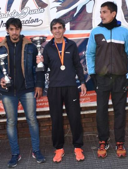 Podio del medio maratón, con Víctor Cotrón (1º), Alberto Cequeira y el juninense Oscar Cabral (3º, a la derecha).