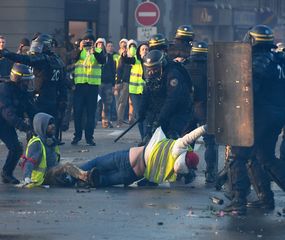 Masiva protesta contra Macron