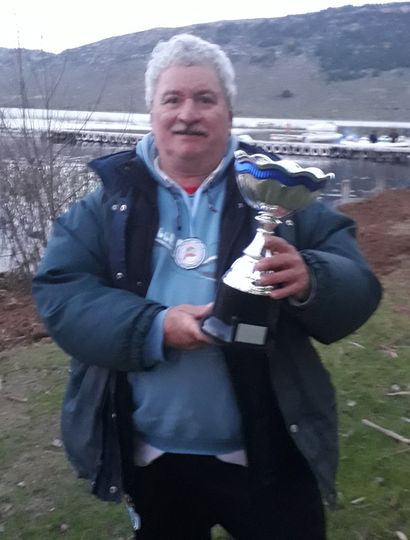 Daniel Torelli posando con el trofeo de campeón provincial Senior, en Balcarce.