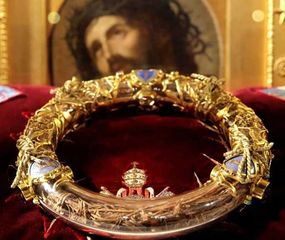 Un sacerdote que es bombero rescató la corona de espinas
