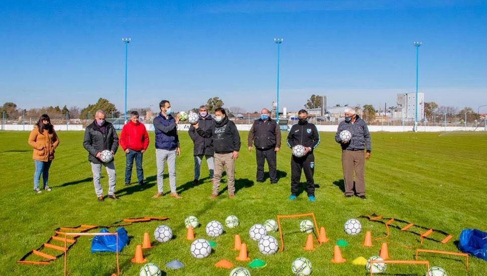 El municipio entregó materiales a River y Defensa, con motivo de su aniversario.