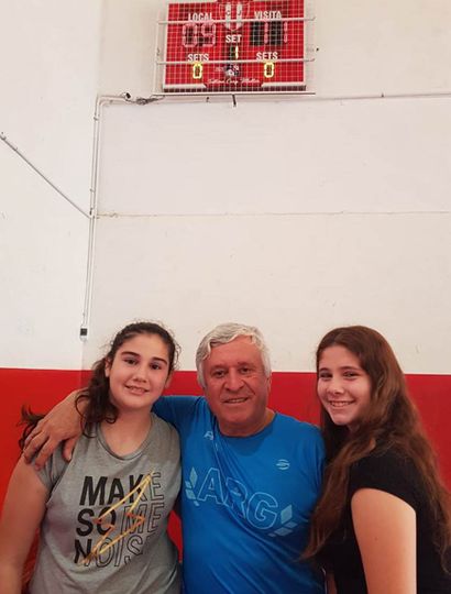 Mollier junto a jugadoras del Club Junín, debajo del tablero inaugurado.