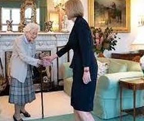 Liz Truss llamó a apoyar al heredero del trono