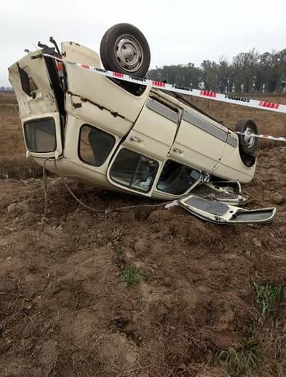 El 4 L quedó  volcado a un costado de la calle principal.