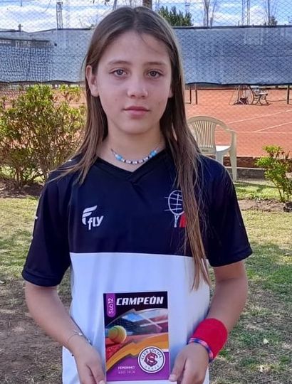 Martina Gutiérrez posando con el trofeo ganado en Chacabuco.