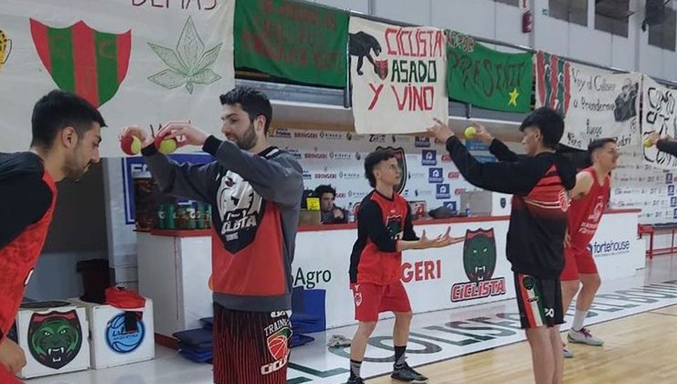 Maxi Tamburini, Manuel Lambrisca y todo el plantel, en el último entrenamiento antes del viaje a Pergamino.