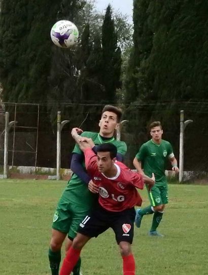 Gonzalo Liceaga cubre el balón en el empate de ayer frente al Verde.