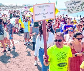 No al turismo masivo, protesta en las islas Canarias