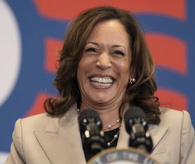 Harris y Trump, parejos a un mes de las elecciones