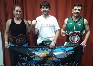 El entrevistado con los campeones en el Mundial Argentina WKF 2018, Susana Ravetto y Nicolás Mansilla.