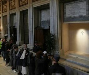Largas colas de fieles: para visitar la tumba de Francisco