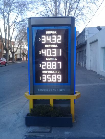 Cartel con los nuevos precios del combustible.