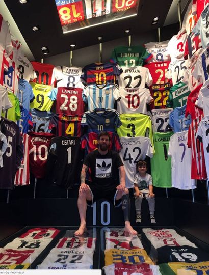Messi mostró su colección de camisetas de jugadores rivales y amigos