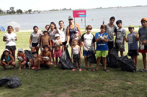 Chicos de una colonia limpiaron el Camino Costero