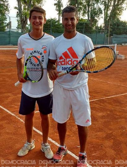 Mariano Navone, junto al profesor Leandro Verón (derecha), del Centro de Entrenamiento Tenis Junín.