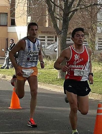 Los juninenses Jony García y Oscar Cabral cumpliendo la primera vuelta.