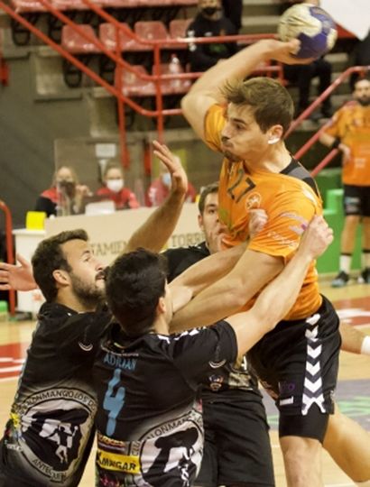 Fabrizio Casanova y su potencia en ataque. El jugador de handball pintense fue citado a la Selección Nacional.