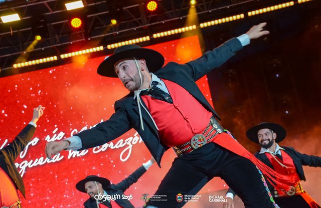 El bailarín Juan Ghío se lució en el Ballet Oficial del Festival Cosquín