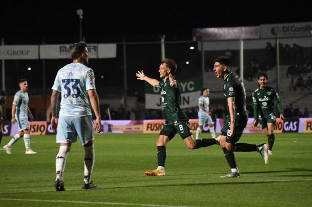 Con uno menos, Sarmiento se quedó y Racing lo empató en tiempo de descuento